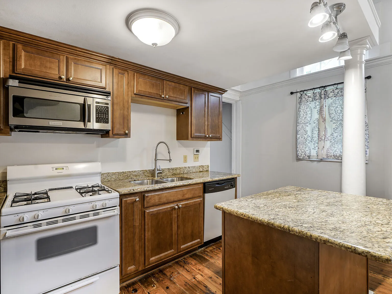 1434 Constance — Photo 4