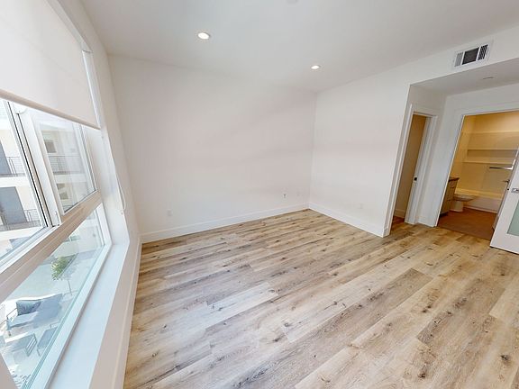 4th image of 14540 Erwin St #207