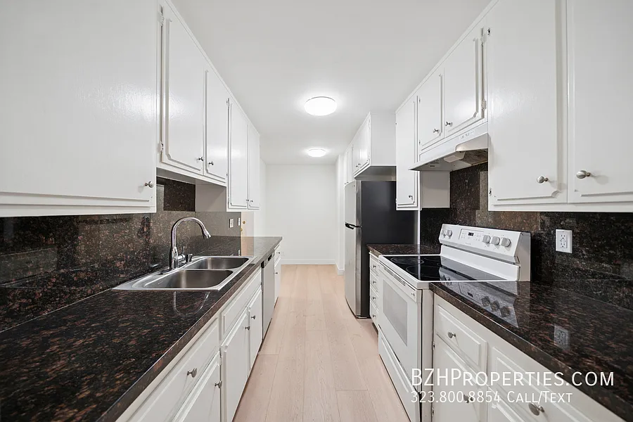 Sunny Front-Facing Westwood Residence Near UCLA | 2 Bed + 2 Bath — Photo 4