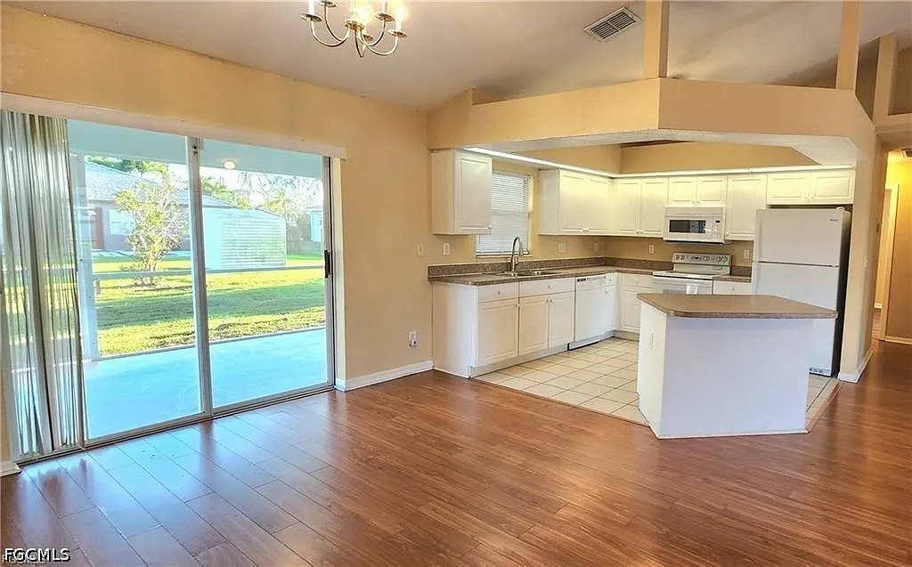 3 bed, 2.0 bath, 1712 sqft, $1,700 — Photo 3