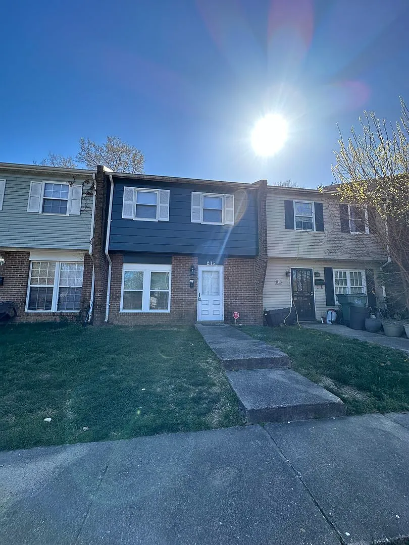 Henrico County Townhouse! 3 beds, 1.5 bath, central laundry, HVAC, parking, all electric! — Photo 1