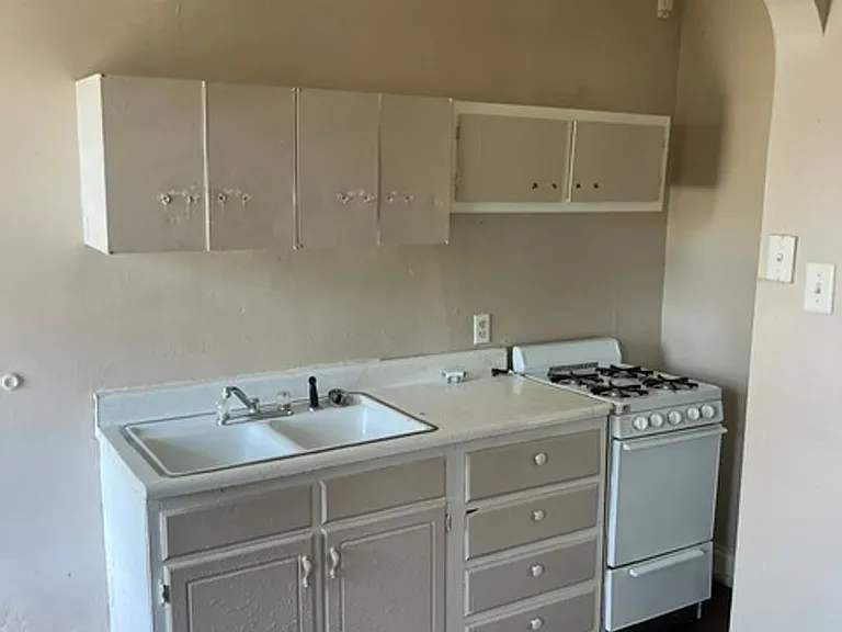 352 S Jackson St — Photo 7
