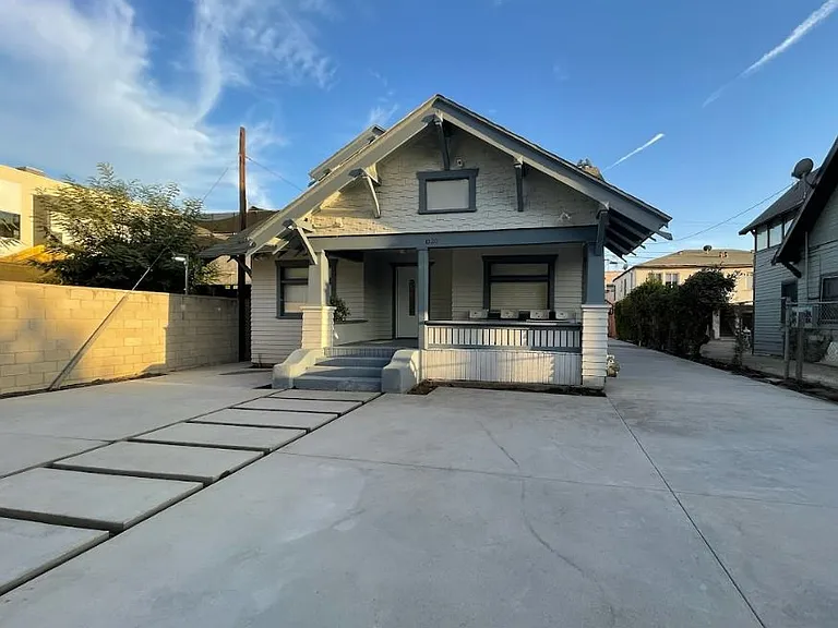 1020 W 39th Pl — Photo 1