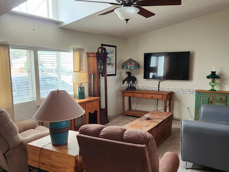 1433 Post Ave — Photo 4