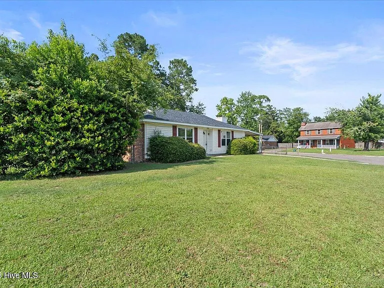 1910 Neptune Dr — Photo 2