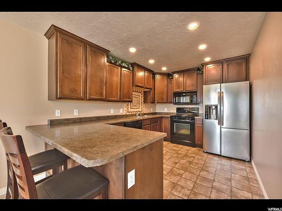 3rd image of 613 W Goldenrod Way