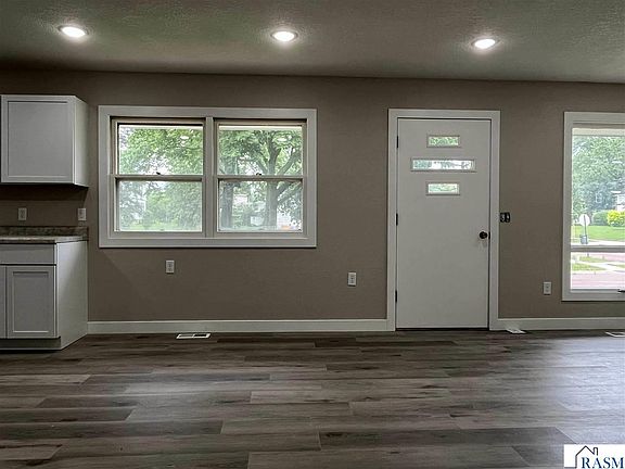 5th image of 214 10th St S