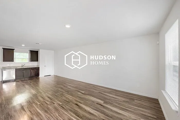 7839 Sandy St — Photo 3