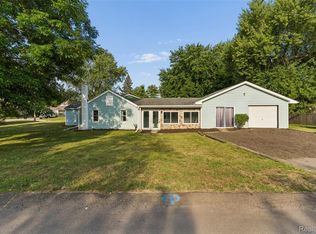 413 5th St, Fenton, MI 48430