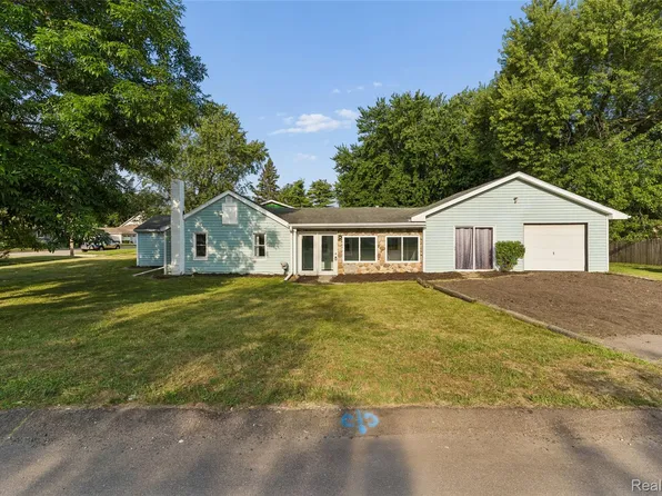 413 5th St, Fenton, MI 48430