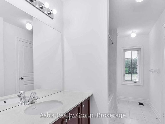 4th image of 596 Mactier Dr