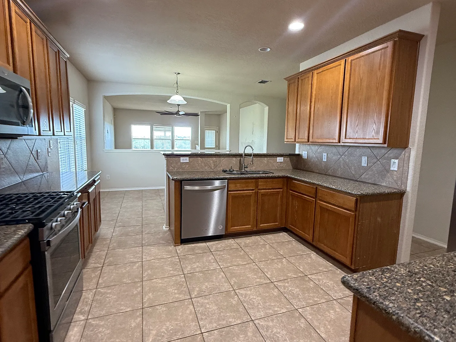 4 bed, 2561 sqft, $2,300 — Photo 3