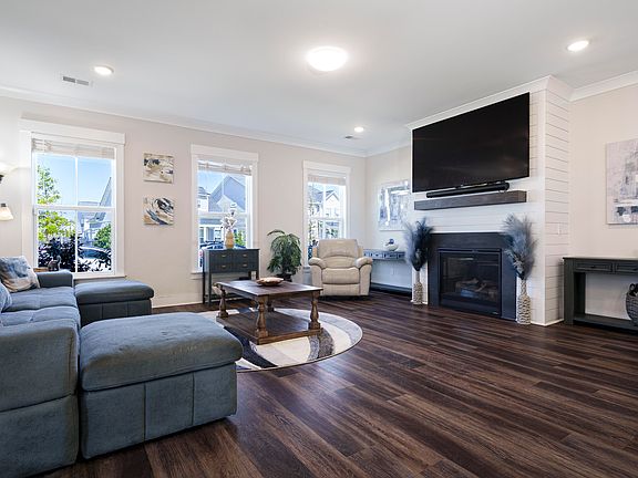 4th image of 100 Wheelwright St