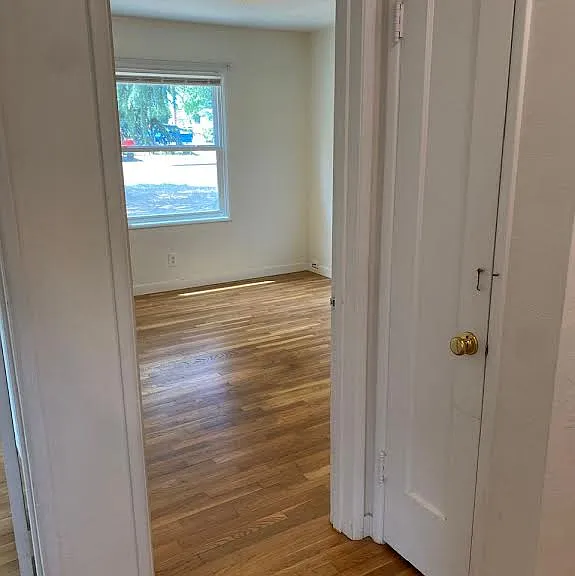 1042 Winchester Ave — Photo 15