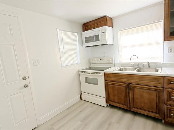 5th image of 2565 4th St