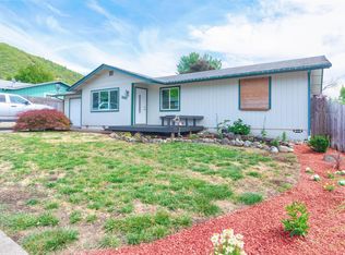 1007 NE Primrose Pl, Grants Pass, OR 97526