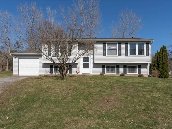 1551 Winterberry Ct, Walworth, NY 14568