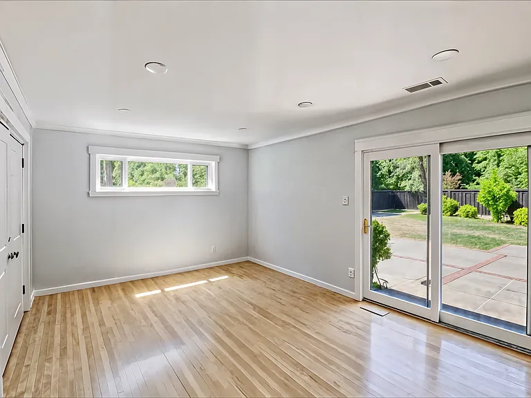 35 Sandra Ct — Photo 22