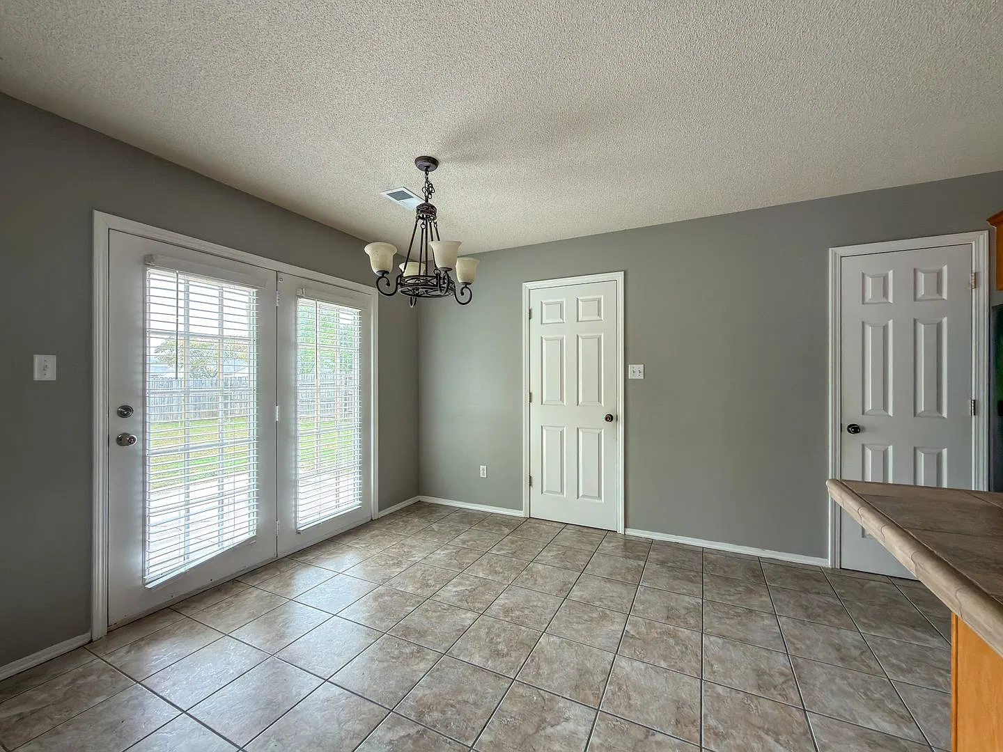 Beautiful 3 Bed/2 Bath/2-Car Garage in Greenwood — Photo 4