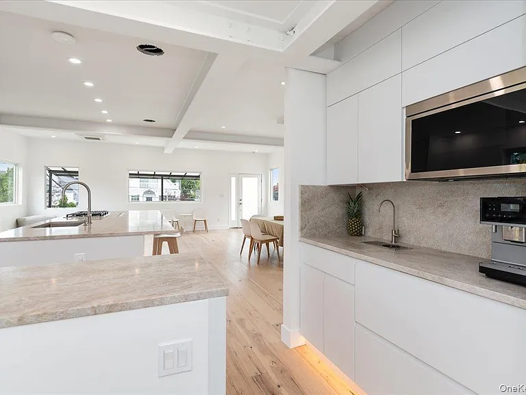 2105 Bay Blvd — Photo 11