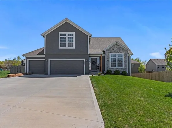 2802 E Locust Ct, Tonganoxie, KS 66086