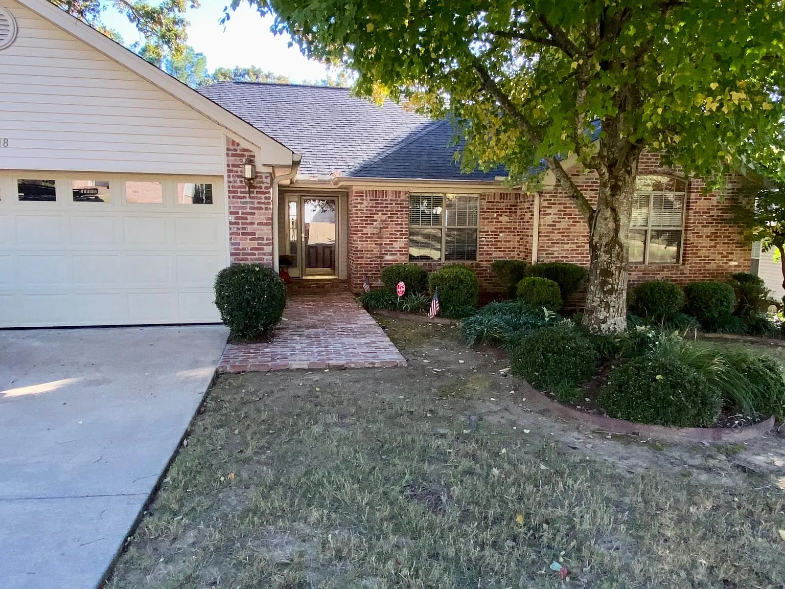 1918 Cherrybend Dr — Photo 3