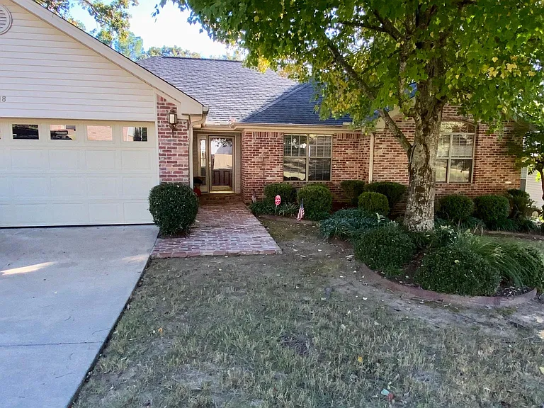 1918 Cherrybend Dr — Photo 3
