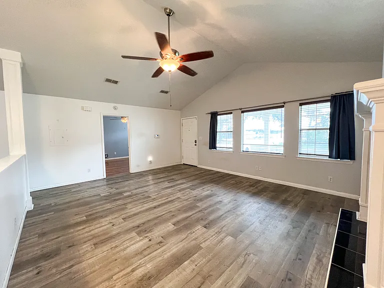 359 Mercedes Ave — Photo 6