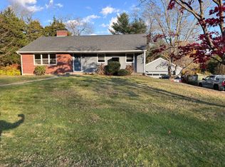 17 Hopkins Dr, Niantic, CT 06357