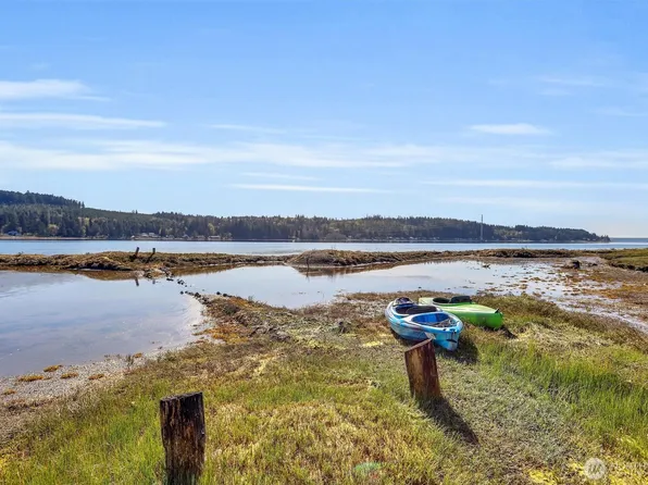 730 E North Bay Road, Allyn, WA 98524