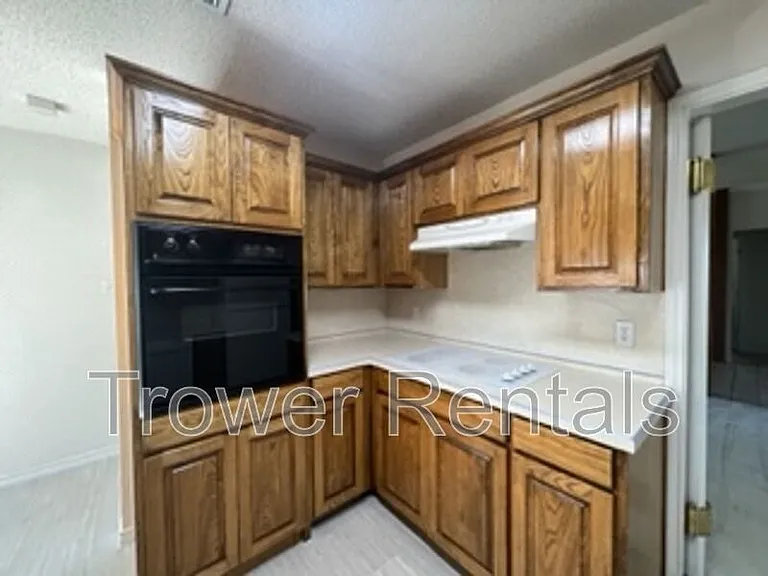 3913 Lyndale Dr — Photo 12