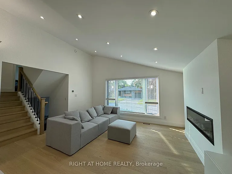 52 Sedgebrook Cres — Photo 2