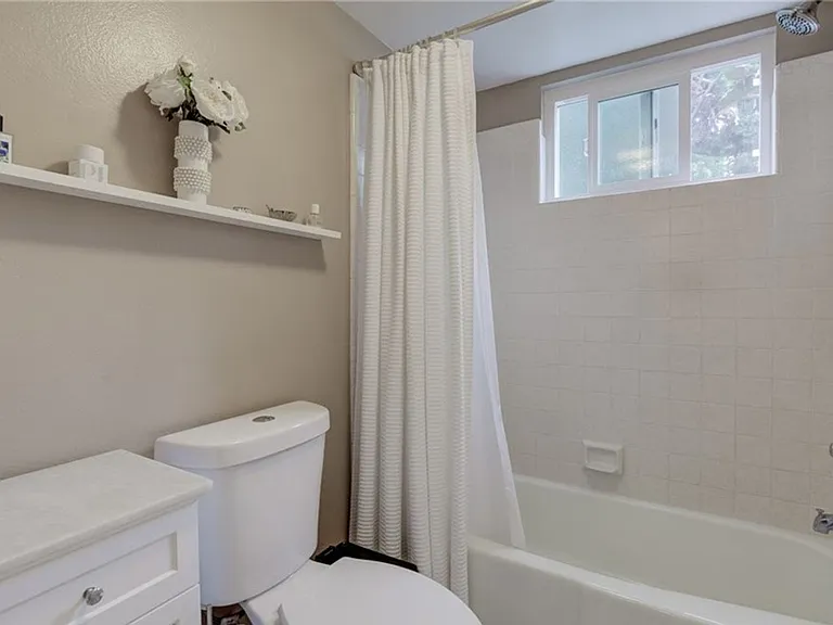 2521 Voorhees Ave #1 — Photo 16