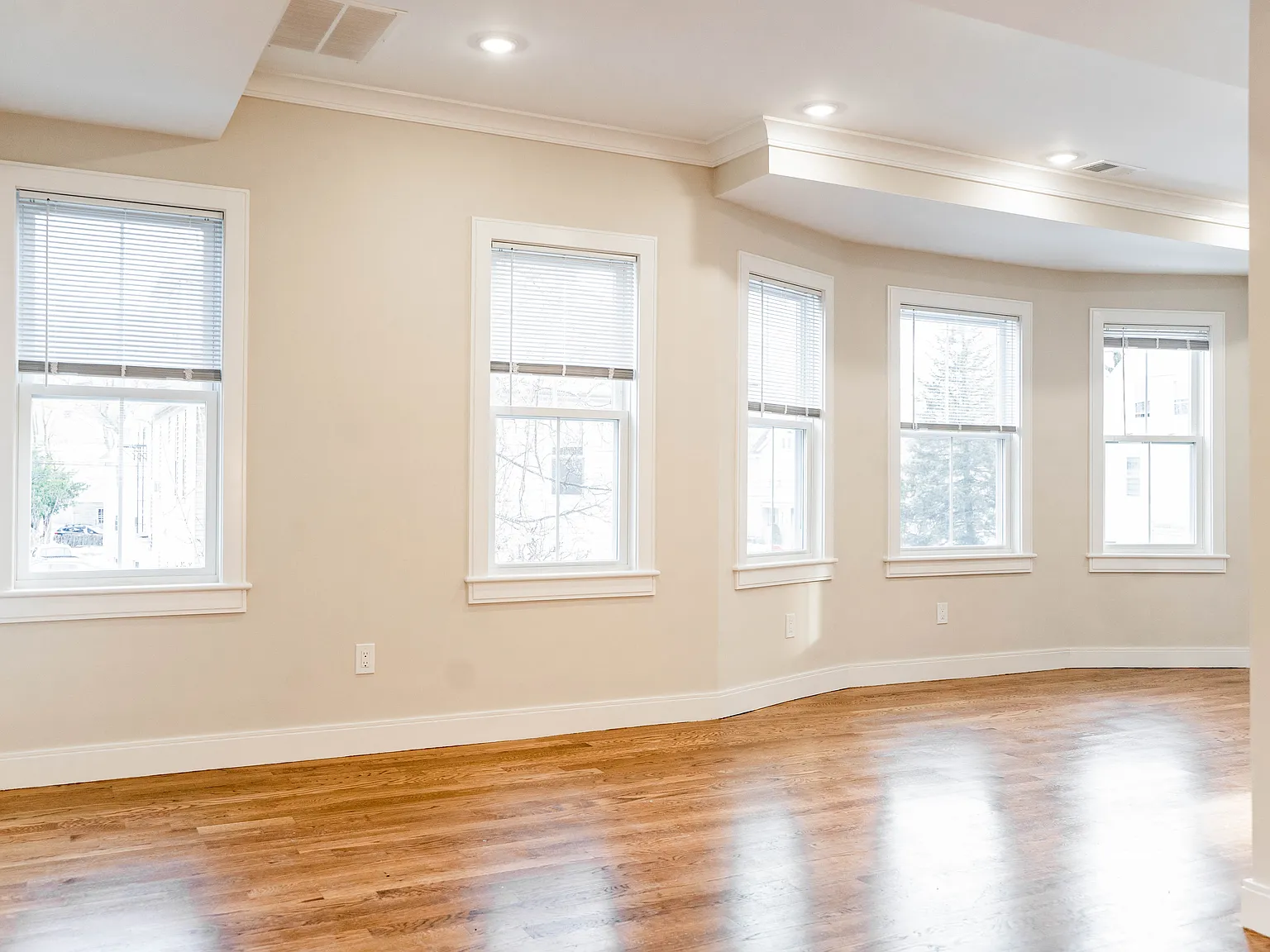 5 bed, 1700 sqft, $5,100 — Photo 2
