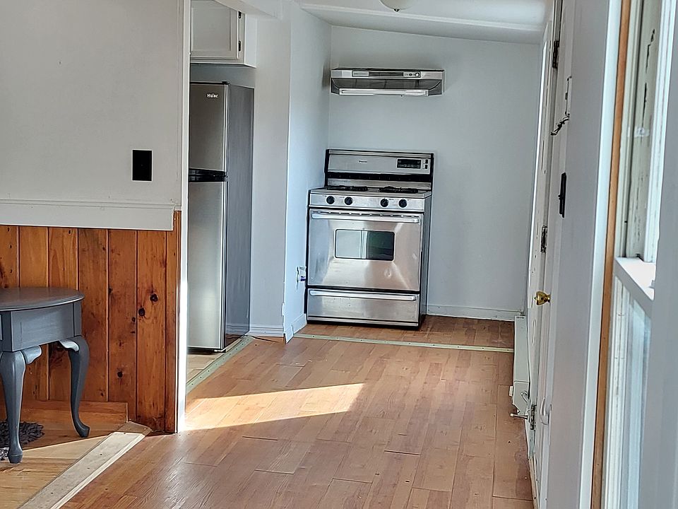 Breezeway view looking to kitchen.