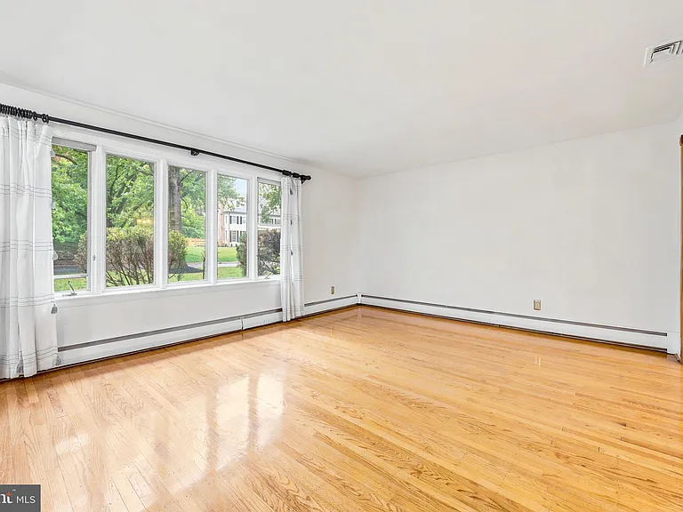 412 Yorkshire Rd — Photo 7