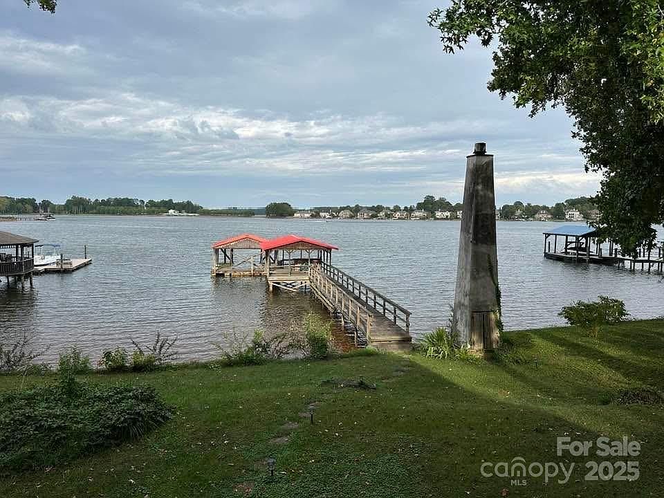 2nd image of 3252 Lake Shore Rd S