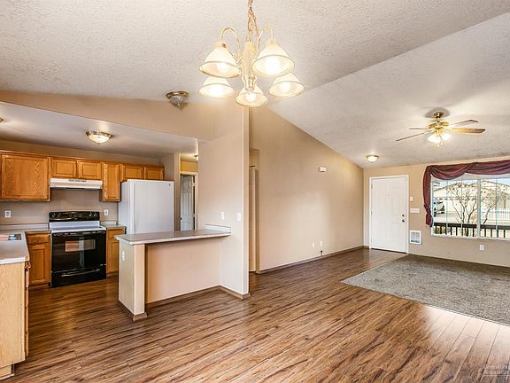 5th image of 562 NE Mariposa Ave