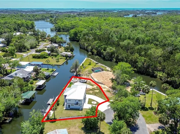 25 Palm Dr, Yankeetown, FL 34498