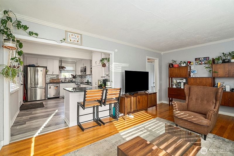 4th image of 214 Summit Avenue