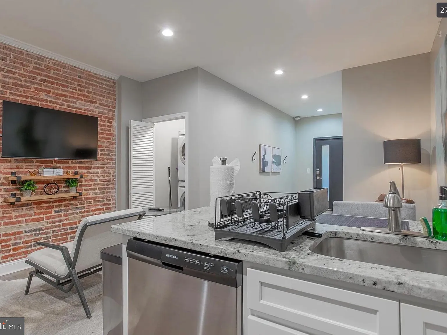 2 bed, 2.0 bath, 6026 sqft, $2,250 — Photo 4