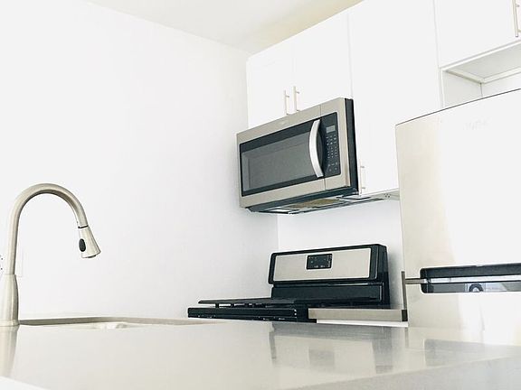 3rd image of 833 S Berendo St #5434929