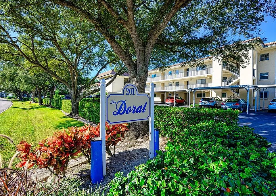 201 Quail Forest Blvd #103