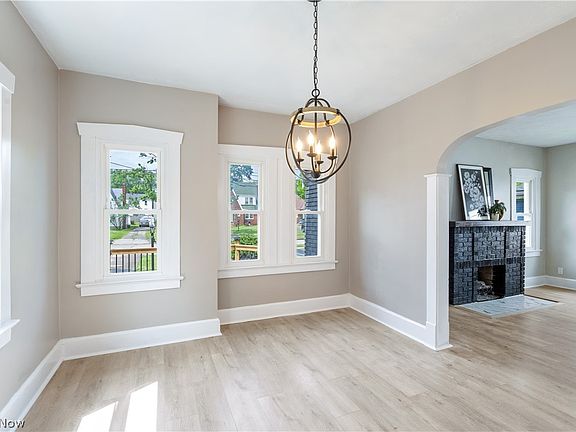 4th image of 27 Erskine Ave