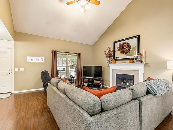 5th image of 803 Edgewater Ln