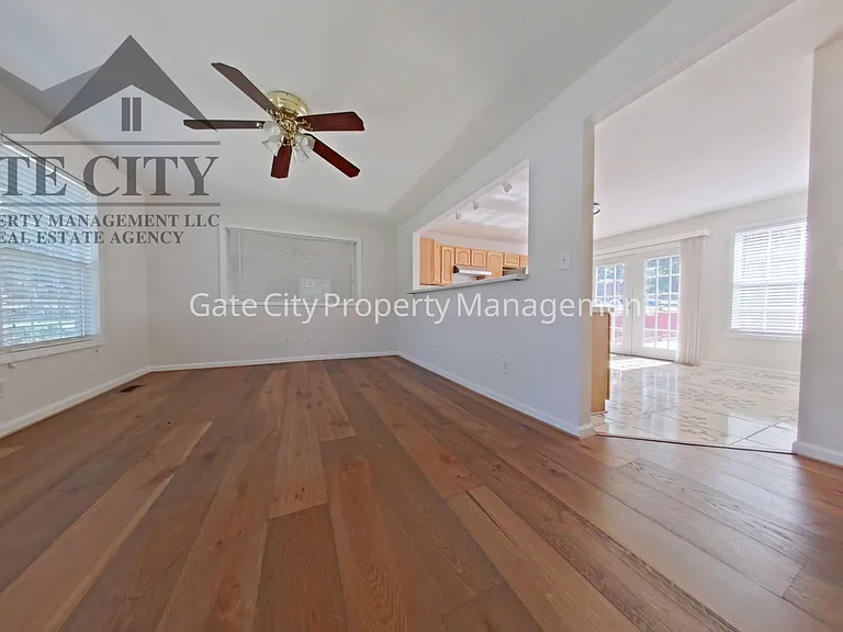 301 Cloverdale Dr — Photo 3