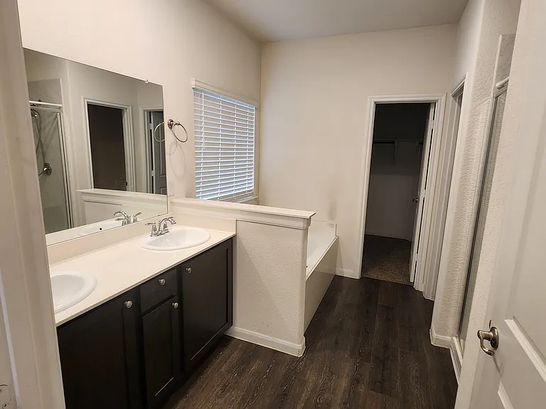 3904 Oak Creek Cir — Photo 10