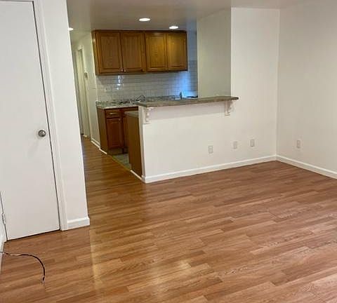 4th image of 1010 Winfield Ave #6