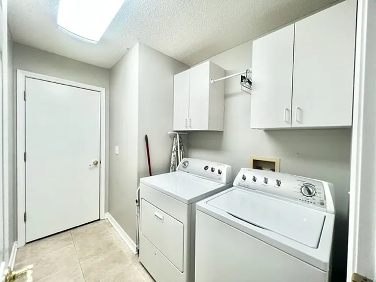 1660 Northridge Rd — Photo 21