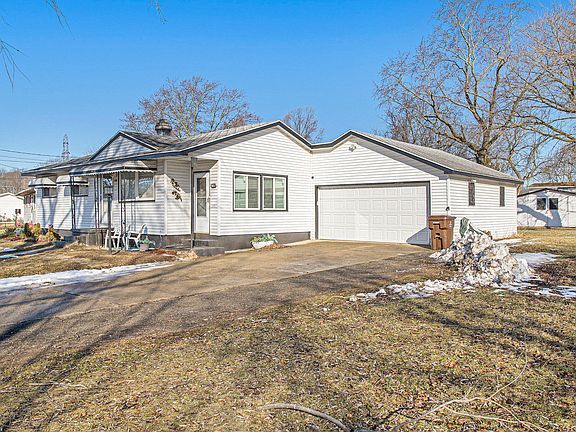 3rd image of 704 Hoaglin Dr